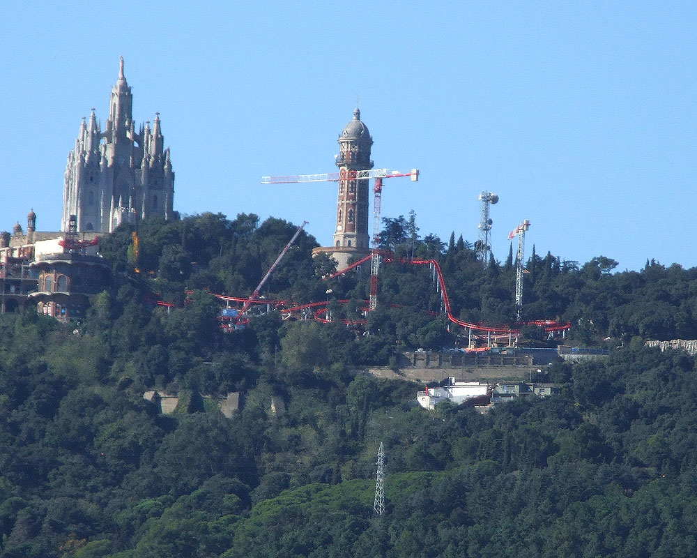 La nova muntanya russa, al bell mig i al cim de Collserola. Ha suposat talar un bosc d'alzines